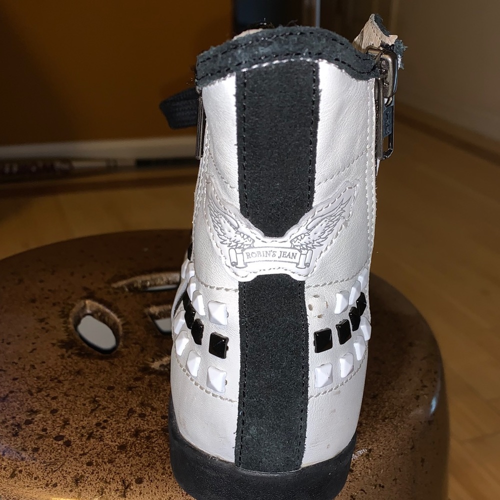 Shoes - Picture 7 of 8